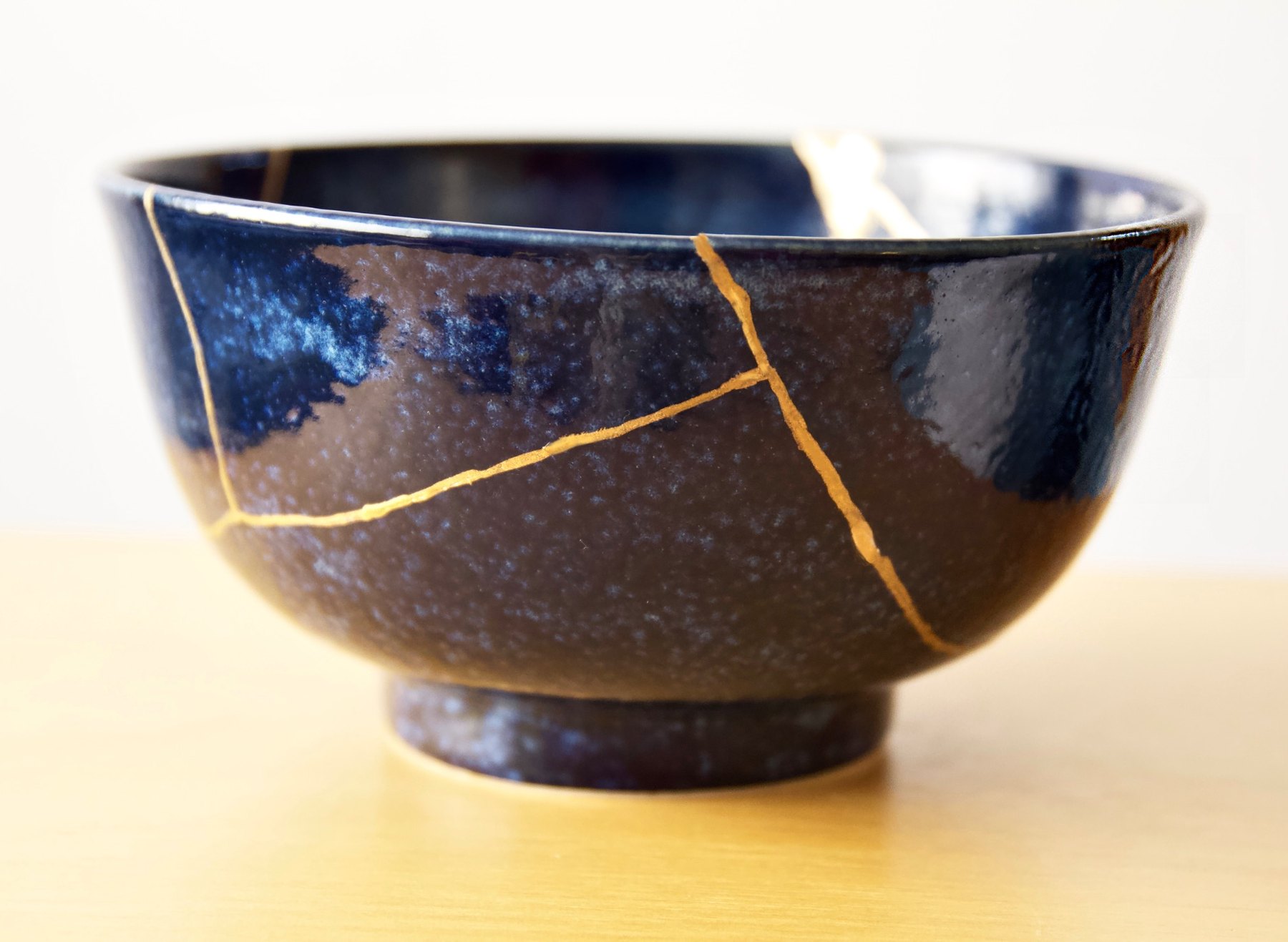 Finished dark blue bowl with luminous gold Kintsugi seams